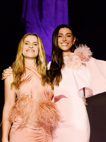 Penas de um lado, flores 3D do outro: Mônica Martelli e Ingrid Guimarães somam quase R$ 20 mil em looks para o Outubro Rosa; veja fotos