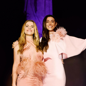 Penas de um lado, flores 3D do outro: Mônica Martelli e Ingrid Guimarães somam quase R$ 20 mil em looks elegantes para evento do Outubro Rosa; veja fotos