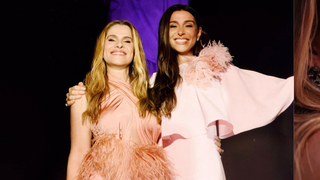 Penas de um lado, flores 3D do outro: Mônica Martelli e Ingrid Guimarães somam quase R$ 20 mil em looks para o Outubro Rosa; veja fotos