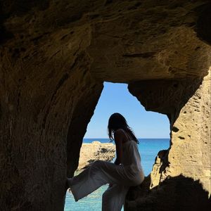 Bruna Marquezine aposta em macacão longo branco em viagem à Itália