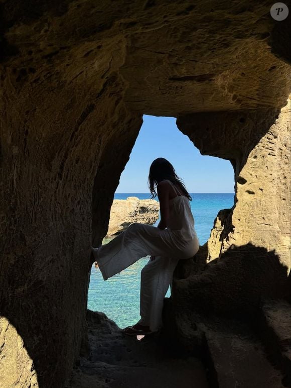 Bruna Marquezine aposta em macacão longo branco em viagem à Itália