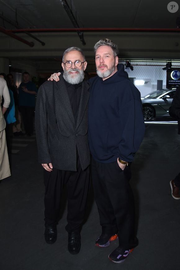 Paulo Borges e Alexandre Herchcovitch combinaram alfaiataria desconstruída com mood urbano, misturando blazer oversized e hoodie para um contraste cool entre sofisticação e street