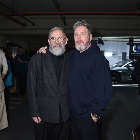 Paulo Borges e Alexandre Herchcovitch combinaram alfaiataria desconstruída com mood urbano, misturando blazer oversized e hoodie para um contraste cool entre sofisticação e street