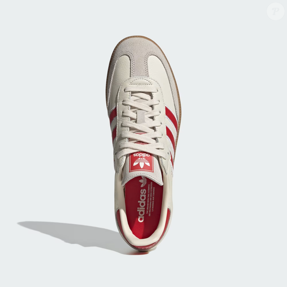 Na cor  que lembra o morango cravejado, novo doce que viralizou, o Adidas Samba OG é uma opção para quem deseja trazer uma referência divertida e atual aos looks de Primavera. O cabedal de couro e as clássicas Três Listras serrilhadas reforçam a identidade do modelo