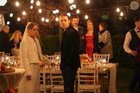 Atilla para proteger Karsu ficou noivo de Lale, na novela 'Coração de Mãe'