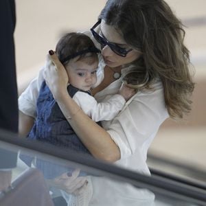 Grazi Massafera com Sofia ainda bebê