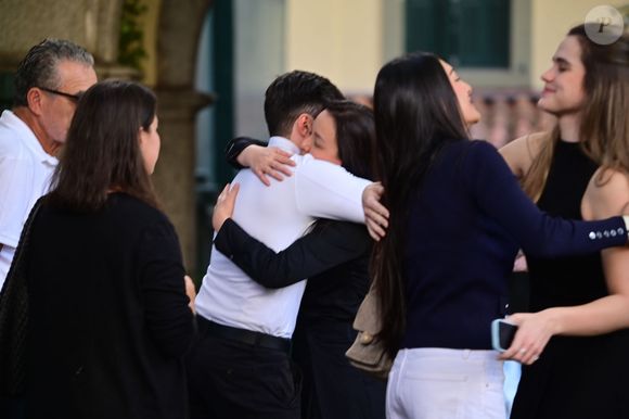 Velório de Laura Cardoso: parentes da atriz se consolam no adeus à veterana