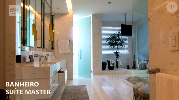 O banheiro da suíte master integra a área íntima da mansão, que tem quatro suítes amplas distribuídas pela residência de dois andares. A propriedade também conta com salas de estar e jantar e escritório