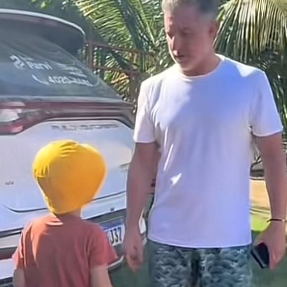 Alguns internautas no TikTok chegaram a criticar Luciano Huck, como: 'Nossa que ríspido, não deu nem confiança pra criança, ele só é bom moço e simpático na TV', falou.