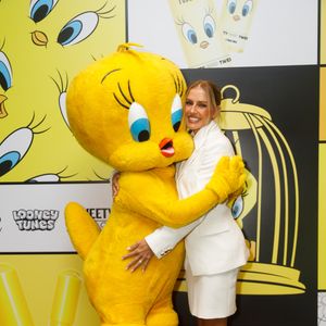 Com maquiagem sofisticada e cabelo polido, atriz completa look elegante em lançamento de produtos de beleza