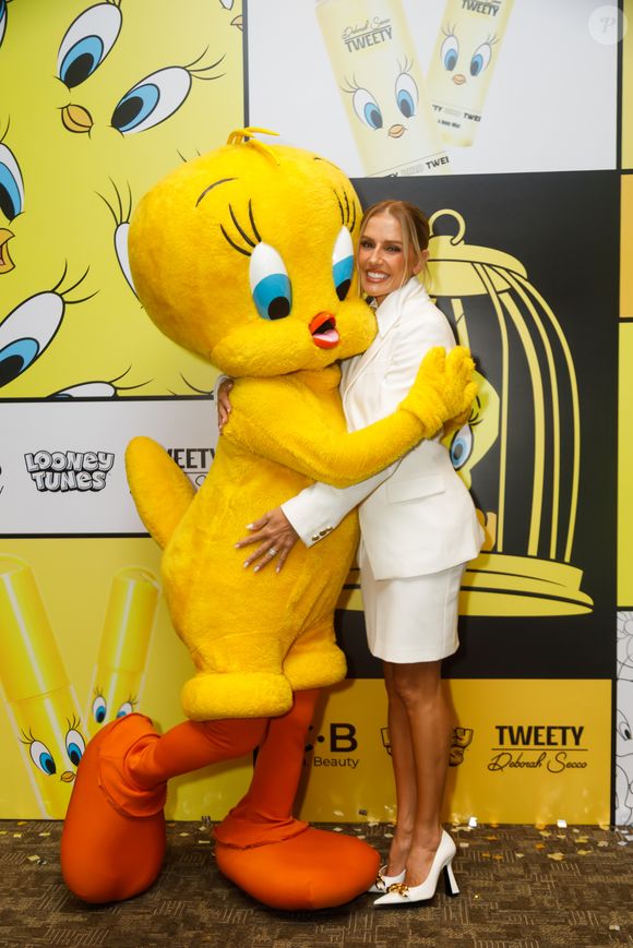 Com maquiagem sofisticada e cabelo polido, atriz completa look elegante em lançamento de produtos de beleza