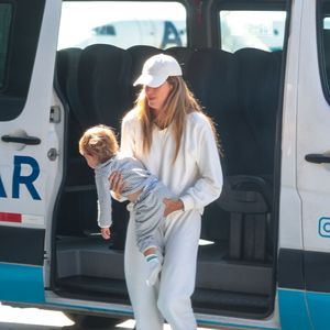Gisele Bündchen foi clicada acompanhada o filho caçula River, de 1 ano e 5 meses