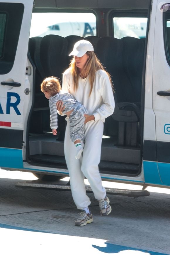 Gisele Bündchen foi clicada acompanhada o filho caçula River, de 1 ano e 5 meses