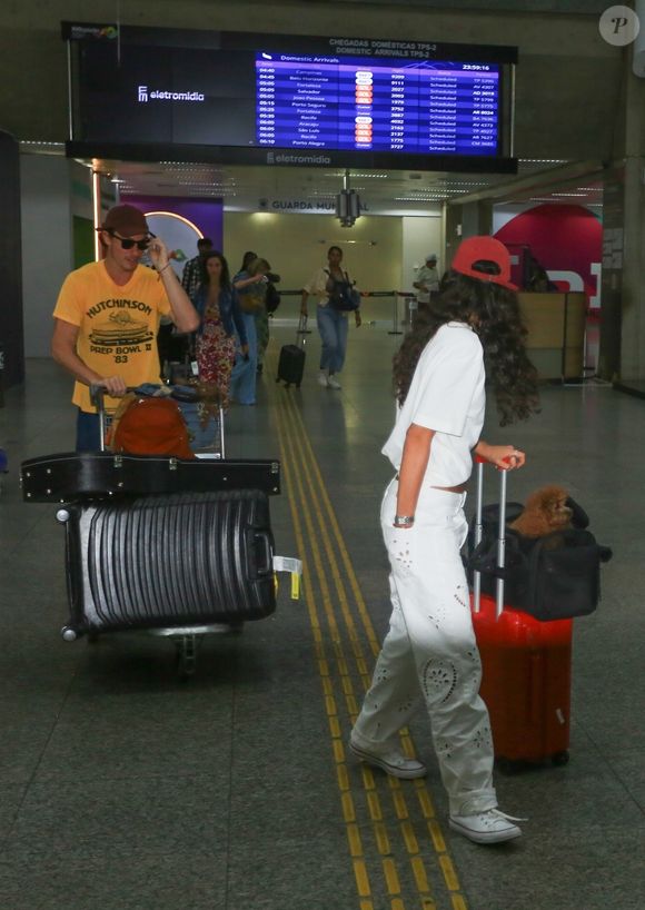 Para o desembarque, Bruna apostou em uma produção minimalista e sofisticada.