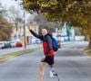 Psicologia aponta que muitos pedestres que acenam quando motorista de carro freia para lhe dar preferência também sabem dirigir e entendem a dificuldade de se frear no meio do trânsito