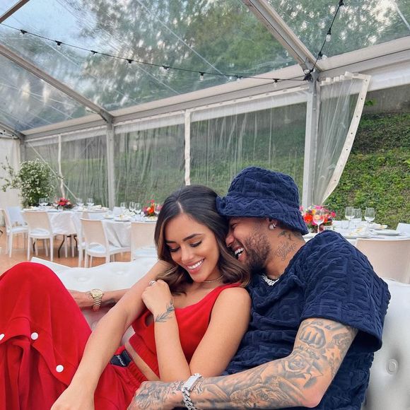 Neymar está comemorando o Dia Internacional da Mulher com as mulheres de sua vida!