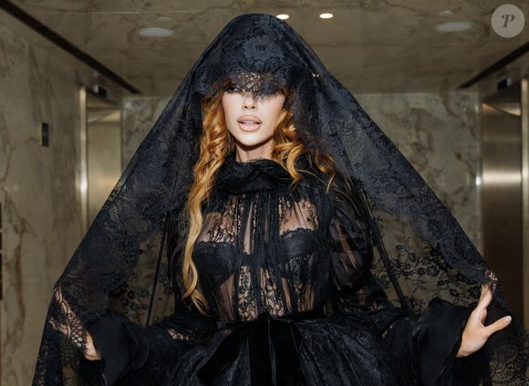 A influencer Jordanna Maia encarnou uma viúva sombria em fantasia de Halloween