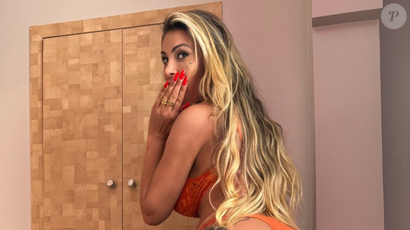 Andressa Urach segue uma rotina disciplinada na academia, combinando musculação e aeróbicos, além de manter uma alimentação equilibrada.