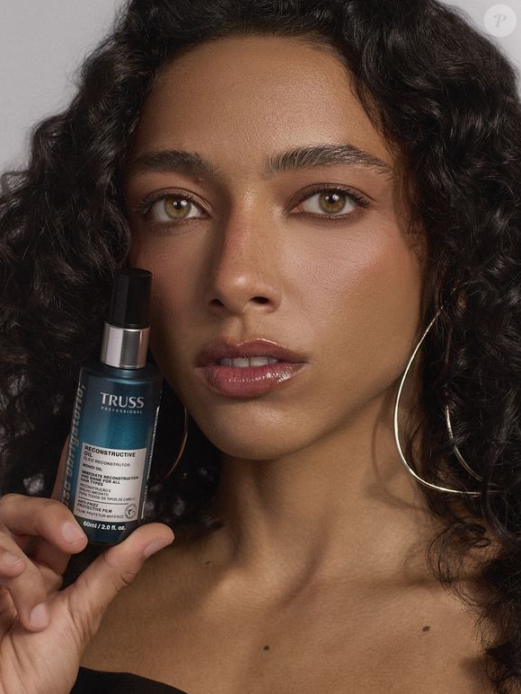 A atriz Alice Carvalho renovou o cabelo antes da premiação do Oscar 2026: a nova cor dos seus fios é o Absolut Dark