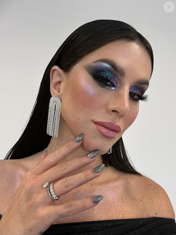 Com spray de cabelo, Mari Maria surpreendeu os fãs ao entrar na sua fase morena em 2023