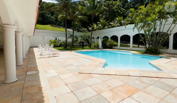 Piscina é um dos atrativos da mansão de Renato Aragão