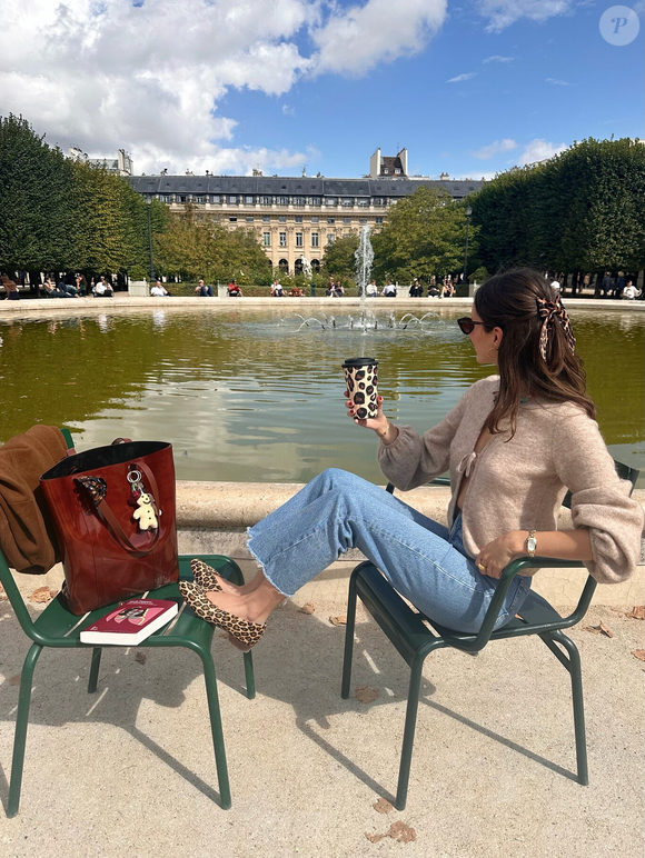 No look da influenciadora Marielle Haon, a bolsa aparece como o ponto de equilíbrio entre um visual confortável e sofisticado