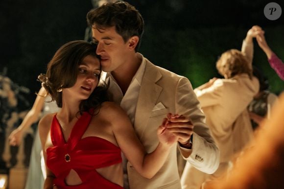 'De Férias com Você' é estrelado por Emily Bader e Tom Blyth e vai te encantar com sua história leve e instigante