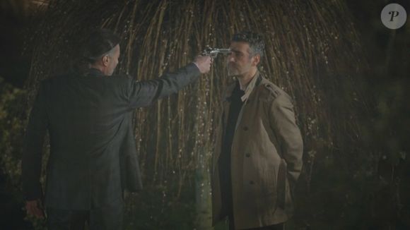 Nezir mira arma na cabeça de Sarp para desespero de Bahar na novela 'Força de Mulher'