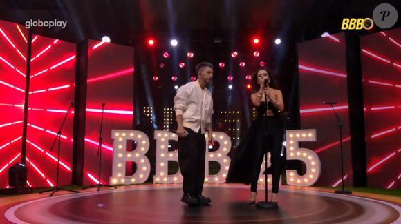 Sandy apostou em look decotado para performance no 'Big Brother Brasil 25'