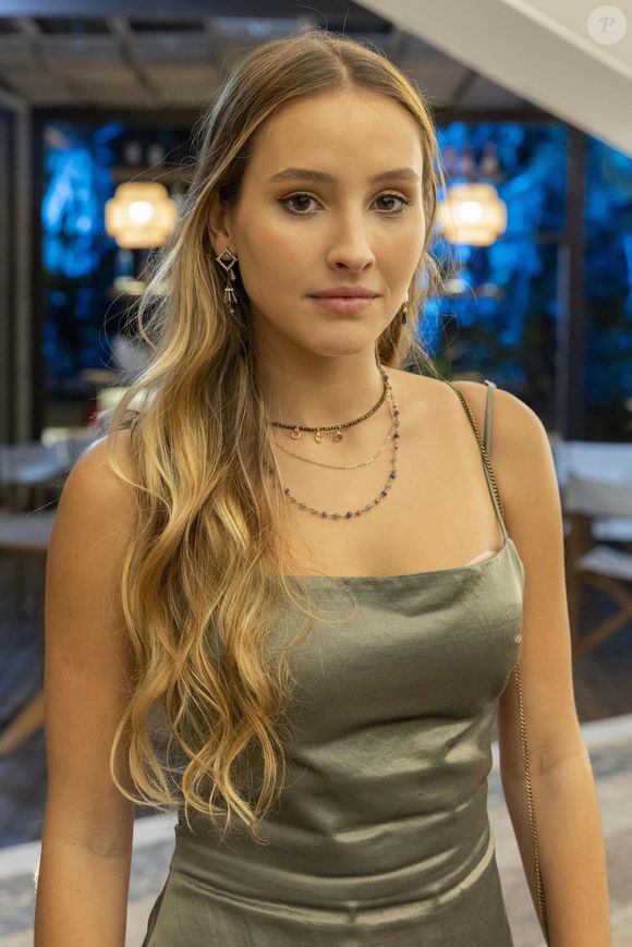 Duda Batsow, a Bruna de 'Mania de Você, vive em um hostel no Rio de Janeiro com a mãe,  padrasto e as irmãs