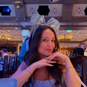 Nas imagens publicadas, a atriz apareceu radiante no cruzeiro da Disney, celebrando o período de descanso após o fim das gravações de 'Êta Mundo Melhor!', sua segunda novela na Globo