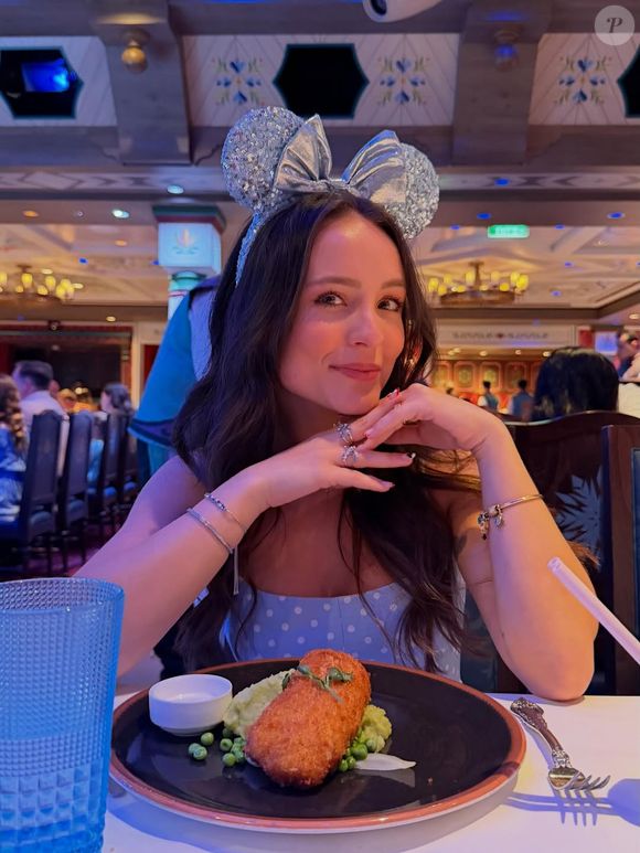 Nas imagens publicadas, a atriz apareceu radiante no cruzeiro da Disney, celebrando o período de descanso após o fim das gravações de 'Êta Mundo Melhor!', sua segunda novela na Globo