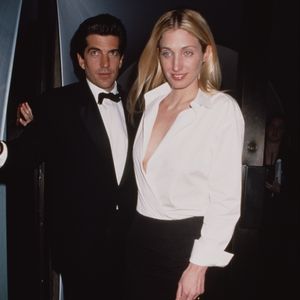 John F. Kennedy Jr. e sua esposa, Carolyn Bessette-Kennedy, em 1995, ressurgem como símbolo máximo do chamado 'quiet luxury', aquele que impressiona sem esforço e conquista pela sofisticação natural