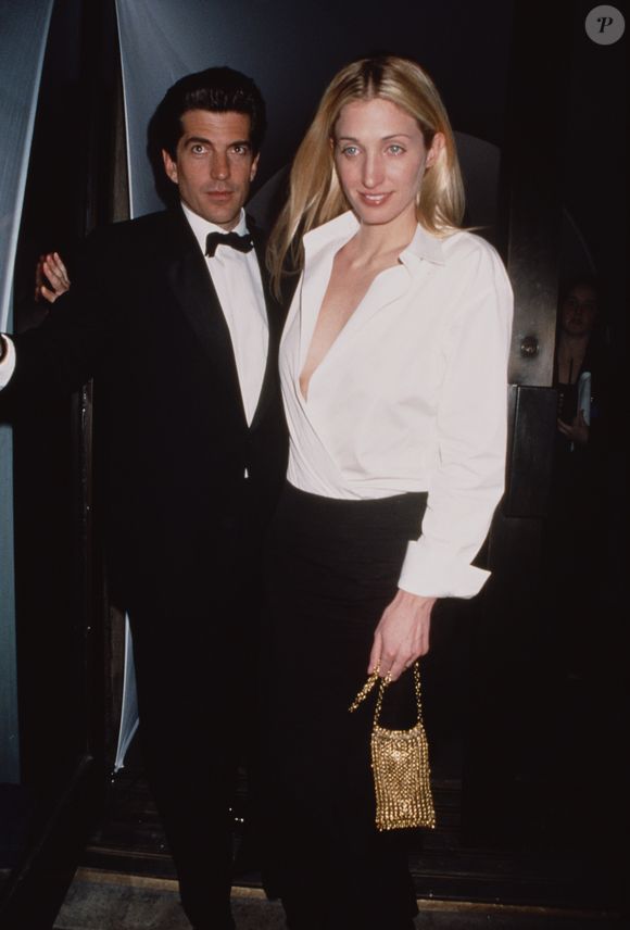 John F. Kennedy Jr. e sua esposa, Carolyn Bessette-Kennedy, em 1995, ressurgem como símbolo máximo do chamado 'quiet luxury', aquele que impressiona sem esforço e conquista pela sofisticação natural