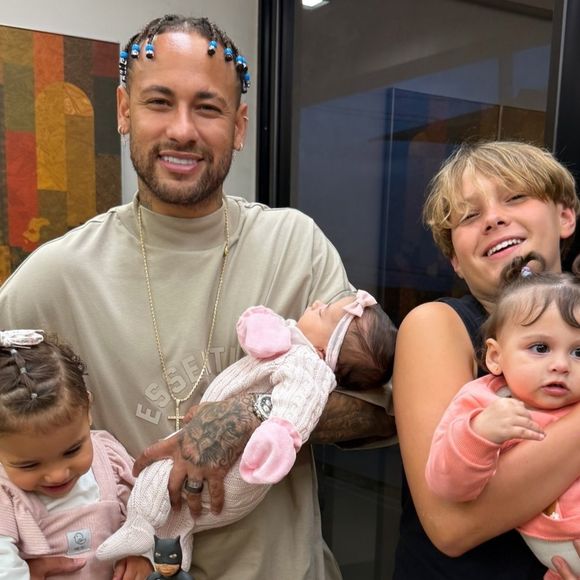 Bruna Biancardi publicou uma foto de Neymar com os quatros filhos, no entanto, o texto postado por ela gerou interpretações polêmicas