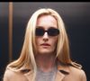 A atriz Sarah Pidgeon brilha com o casaco raro da Prada, que virou símbolo do 'quiet luxury' na série sobre John F. Kennedy Jr. e Carolyn Bessette