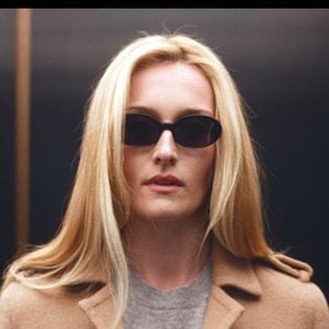A atriz Sarah Pidgeon brilha com o casaco raro da Prada, que virou símbolo do 'quiet luxury' na série sobre John F. Kennedy Jr. e Carolyn Bessette