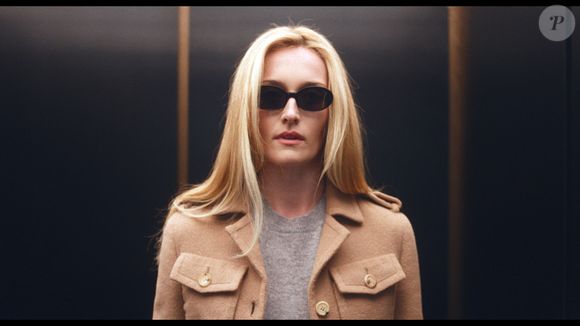 A atriz Sarah Pidgeon brilha com o casaco raro da Prada, que virou símbolo do 'quiet luxury' na série sobre John F. Kennedy Jr. e Carolyn Bessette
