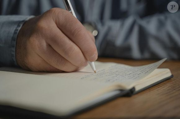 O hábito de escrever à mão pode retardar o envelhecimento, segundo estudos científicos.