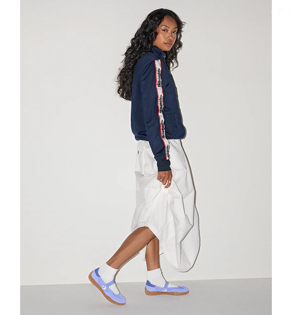 A combinação de saia branca, casaco esporte e o novo Converse Run Star Trainer Ballet Flat feminino aparece como uma das sugestões mais versáteis para quem deseja um look confortável, sofisticado e alinhado às tendências de 2026