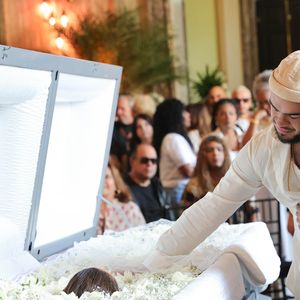 O filho de Preta Gil teve momento emocionante de despedida com a cantora no velório diante de caixão