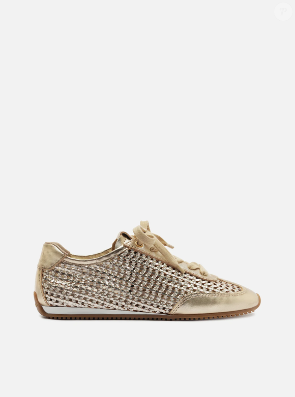 Com design vazado, bico arredondado e solado emborrachado, o tênis dourado da Arezzo combina conforto e um toque glamouroso para produções do dia a dia