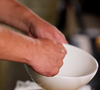 Depois, bata os ovos e demais ingredientes com um garfo até que todos incorporem bem