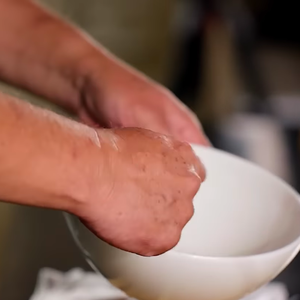 Depois, bata os ovos e demais ingredientes com um garfo até que todos incorporem bem