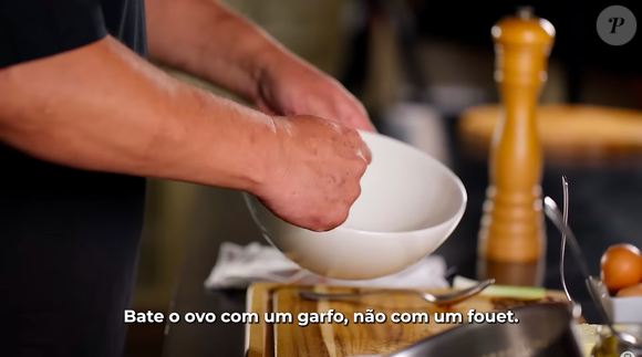 Depois, bata os ovos e demais ingredientes com um garfo até que todos incorporem bem