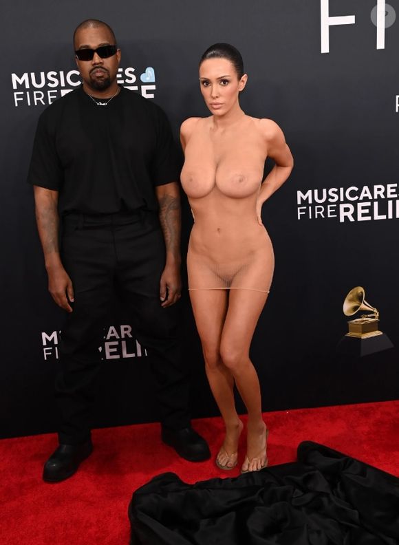 Bianca Censori se viu no centro de mais uma polêmica relacionada à outro look transparente