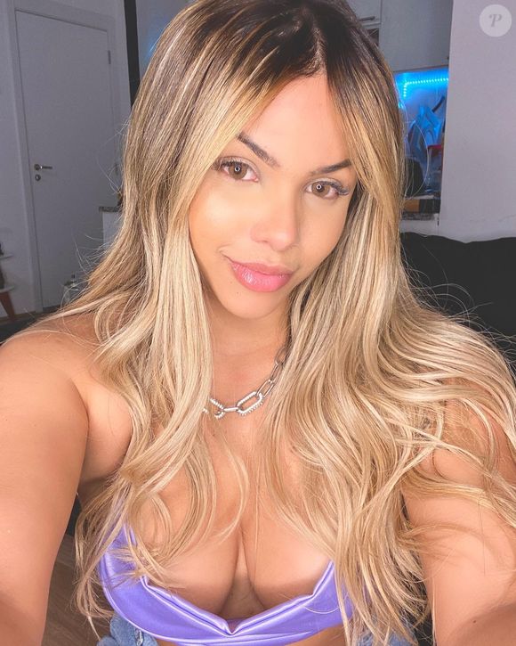 Após a era plantinada, Gabily, de 'A Fazenda 17', voltou ao loiro mais puxado pro dourado