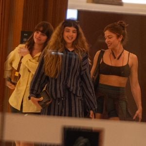 Neste sábado (18), Grazi Massafera foi clicada deixando uma cafeteria ao lado da filha Sofia e de uma sobrinha