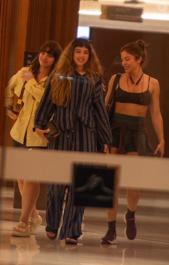 Neste sábado (18), Grazi Massafera foi clicada deixando uma cafeteria ao lado da filha Sofia e de uma sobrinha