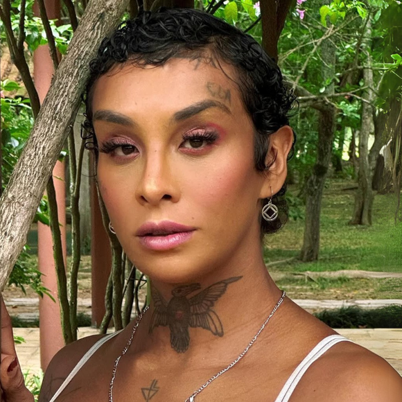 A atriz e cantora Linn da Quebrada, de 34 anos, está internada pela segunda vez para tratar questões de saúde mental e abuso de substâncias. A internação aconteceu após a divulgação de um suposto vídeo polêmico que mostravam a artista na região da Cracolândia, em São Paulo.